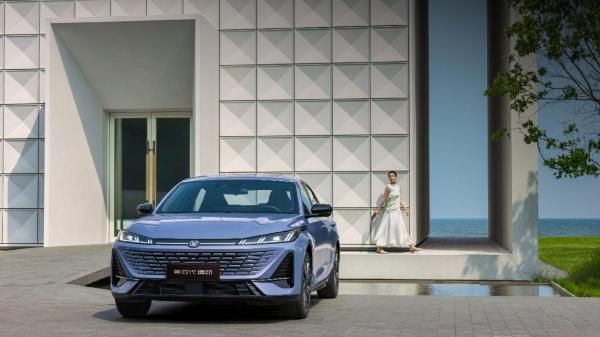 富裕配 搭载天枢智能座舱、新蓝鲸动力，长安逸动7.29万元起